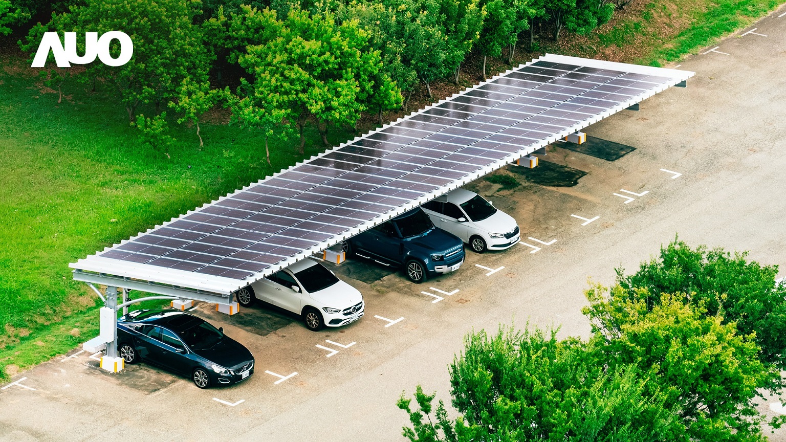 友達SunSteel光電整合型浪板具備快速安裝、輕量化優勢，可提升15%發電效能，通過國際IEC與國內VPC認證安全、防漏、耐候標準