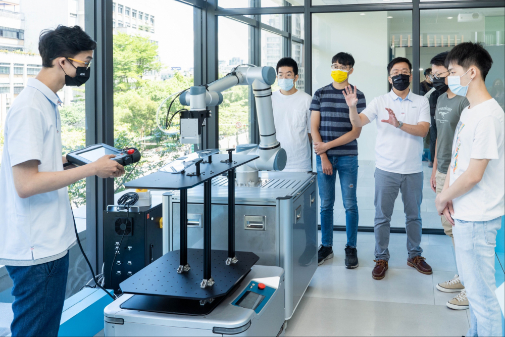 北科大是友達重要的學術合作夥伴，致力於推動各項智慧製造關鍵技術開發，其中，有效減少工廠人力成本的機械手臂，即為雙方團隊最新研發成果