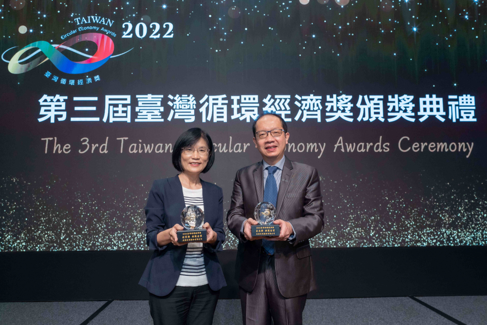 友達榮獲2022臺灣循環經濟獎雙項「年度典範企業」肯定，友達光電永續長古秀華（左）及技術長廖唯倫（右）代表受獎