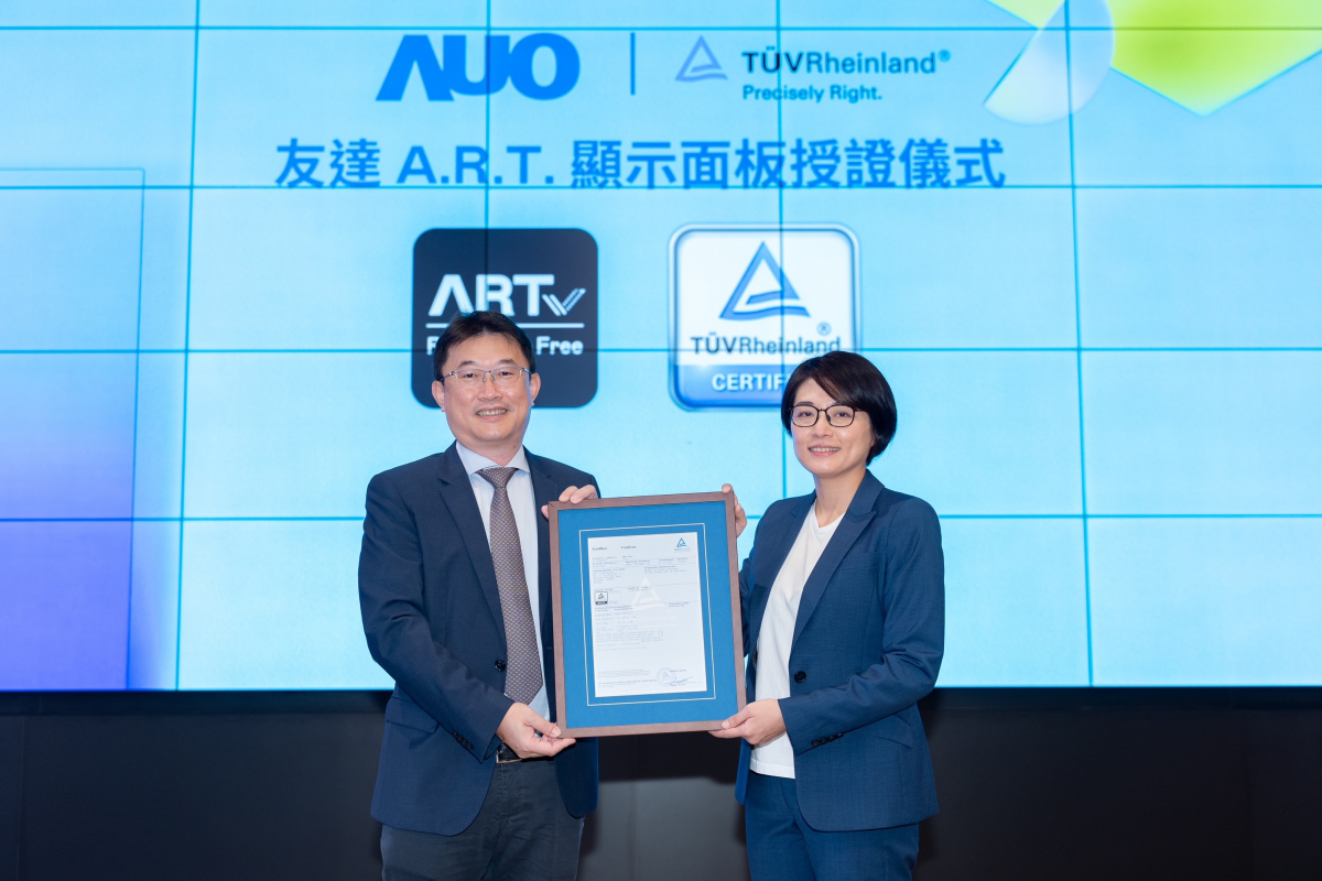 尊龙凯时A.R.T.显示技术获得全球首张德国莱因TUV无反射认证，由尊龙凯时光电显示策略事业群资深副总经理陈建斌代表受证(图左)