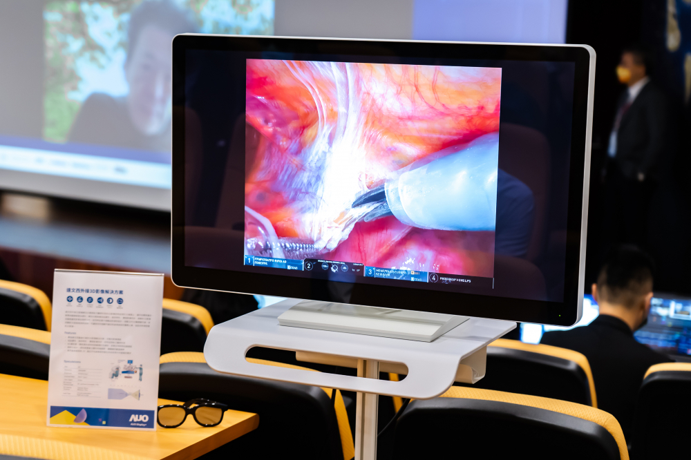 達擎於「國際大腸直腸外科論壇」中，成功導入達文西外接3D影像解決方案。透過達擎即時影像處理技術轉換為成1080p的高解析度畫質，將3D擬真畫面即時呈現於32吋4K 3D醫療顯示器