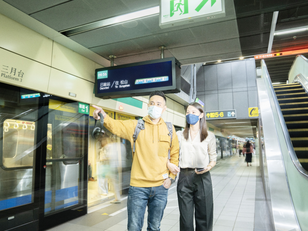 友達旗下達擎之客製化TARTAN顯示器，於台北捷運中山站亮相。以獨特長條型比例與高畫質特色，為台北捷運站帶來嶄新的都會車站風貌