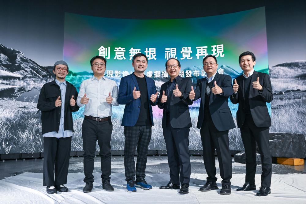友達光電與再現影像攜手，於中影製片廠建置全台首座提供嶄新一站式整合服務的LED虛擬製作攝影棚（圖左至右：再現影像視覺總監郭憲聰、再現影像營運總監黃棨雋、再現影像藝術總監與導演紀柏舟、友達光電技術長廖唯倫、友達光電系統設計製造服務事業總部副總經理曾天龍、友達光電系統產品事業資深處長蘇聖倫）