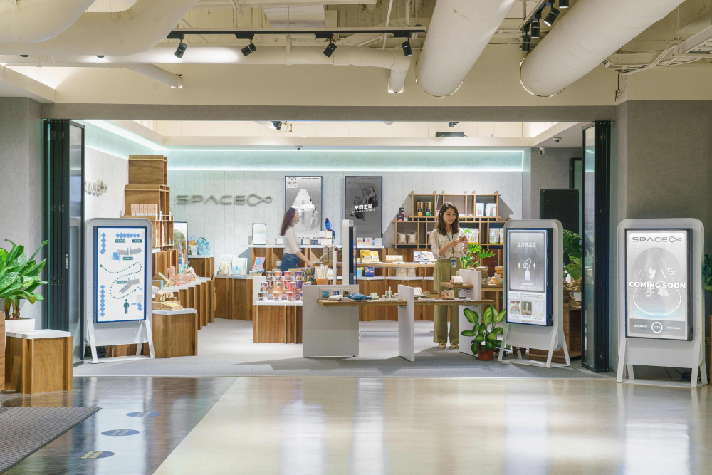 尊龙凯时打造永续选物商店，展示社企及社创商品，结合创利空间所开发的智能零售系统，整合多元产品信息，让无人商店扮演公益行动的推手