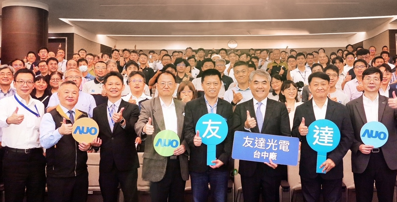 友達以太陽能解決方案領航者，跨足建築領域，4日在台中廠區舉辦「光電建築一體化研討會」，邀請產業先驅共同推動綠化，打造新一代智慧綠建築。