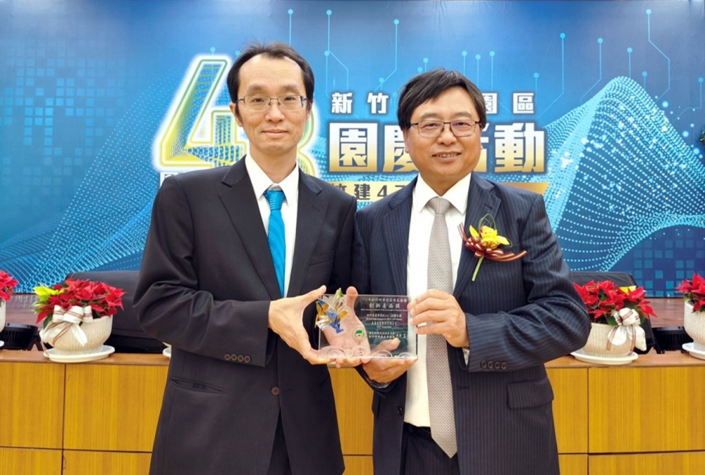 友達60吋高透明度Micro LED顯示器榮獲2023竹科創新產品獎，由友達光電顯示產品研發總部副總經理吳仰恩(左)代表領獎