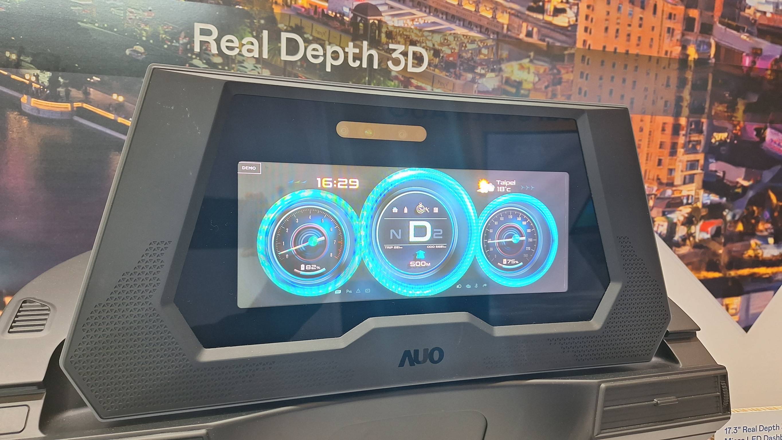 友達的「裸眼3D Micro LED儀表板」將Micro LED與LCD技術整合成17.3吋顯示器，打造令人驚豔的3D效果，同時具備DMS辨識系統，可偵測駕駛行為並進行安全預警。