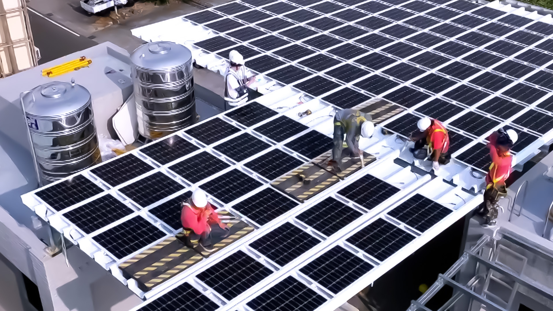 友達著力於替代能源之技術研發，如光電浪板的相關製程、設備與產品，其中所開發之光電整合型浪板，減少傳統金屬支架安裝，更提升耐候度，可廣泛運用於多元場域，並輔助建築達到淨零碳排目標