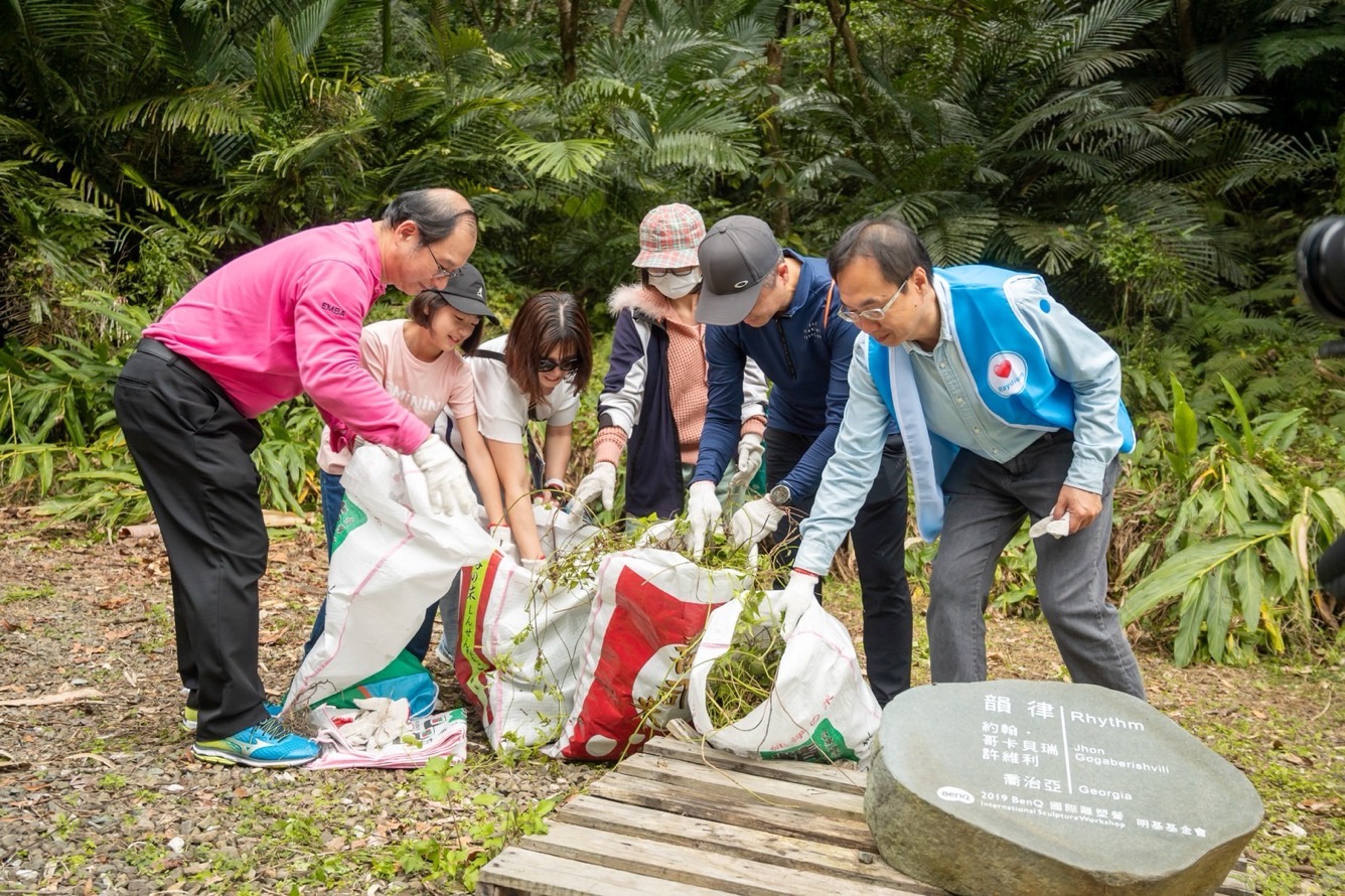 為共同守護在地物種，友達永續基金會號召志工認識並移除「綠癌」: 外來入侵種小花蔓澤蘭