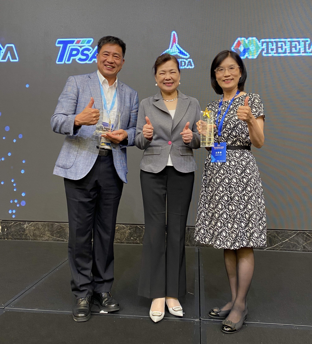 友達致力推動永續發展，於Touch Taiwan2024以3R策略貫穿Display、ESG展位實現綠色展覽目標之成果，Display展位獲綠色裝潢設計鑽質獎最高榮譽，ESG同獲金質獎殊榮。由經濟部長王美花（中）親自頒予友達光電董事長彭双浪（左）、友達光電永續長古秀華（右）