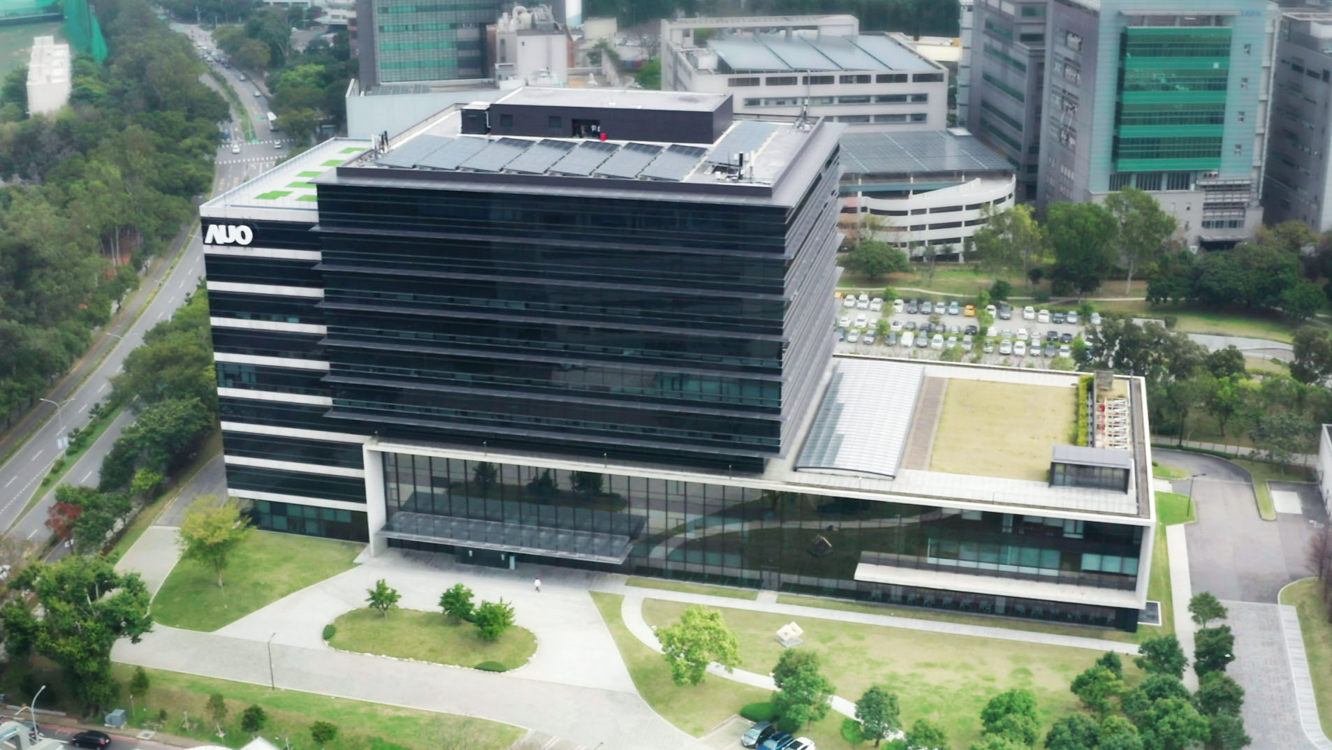 友達光電積極實踐永續作為，以「友達全球研發中心（Global Research Center，GRC）」總部大樓，通過ISO 14068-1:2023碳中和管理標準查證，並承諾於2030年實現台灣所有辦公據點均朝此目標邁進