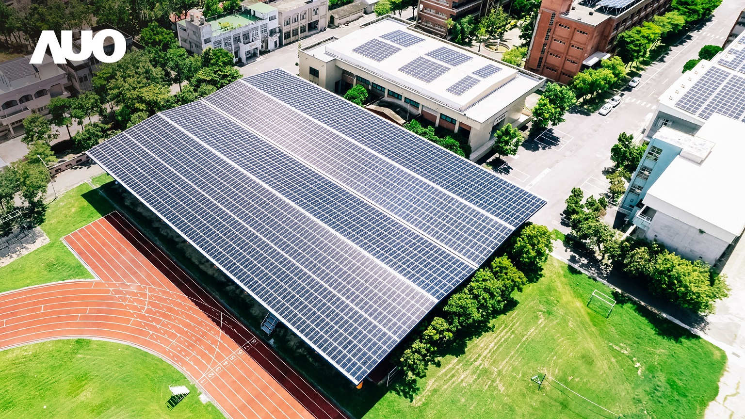 友達SunSteel光電整合型浪板具備快速安裝、輕量化優勢，可提升15%發電效能，通過國際IEC與國內VPC認證安全、防漏、耐候標準