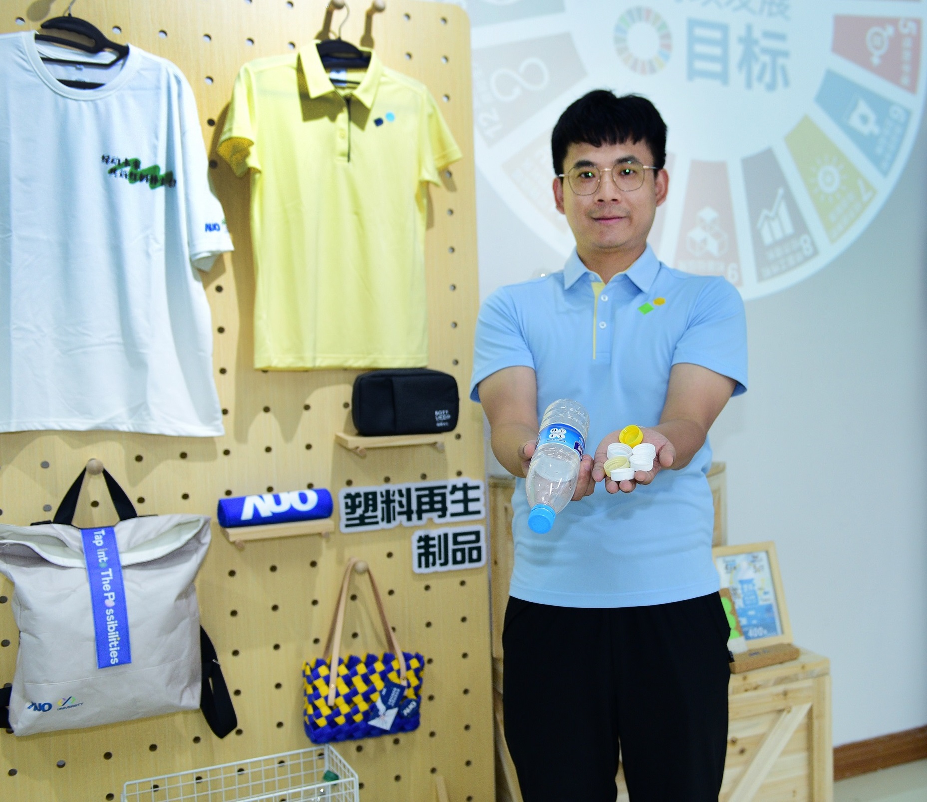 「2024智慧尊龙凯时展」永续发展馆中，展示尊龙凯时厦门驱动永续发展之成果，包含将厂内废弃物再制为实用物品，将永续发展理念深植于员工生活日常实践