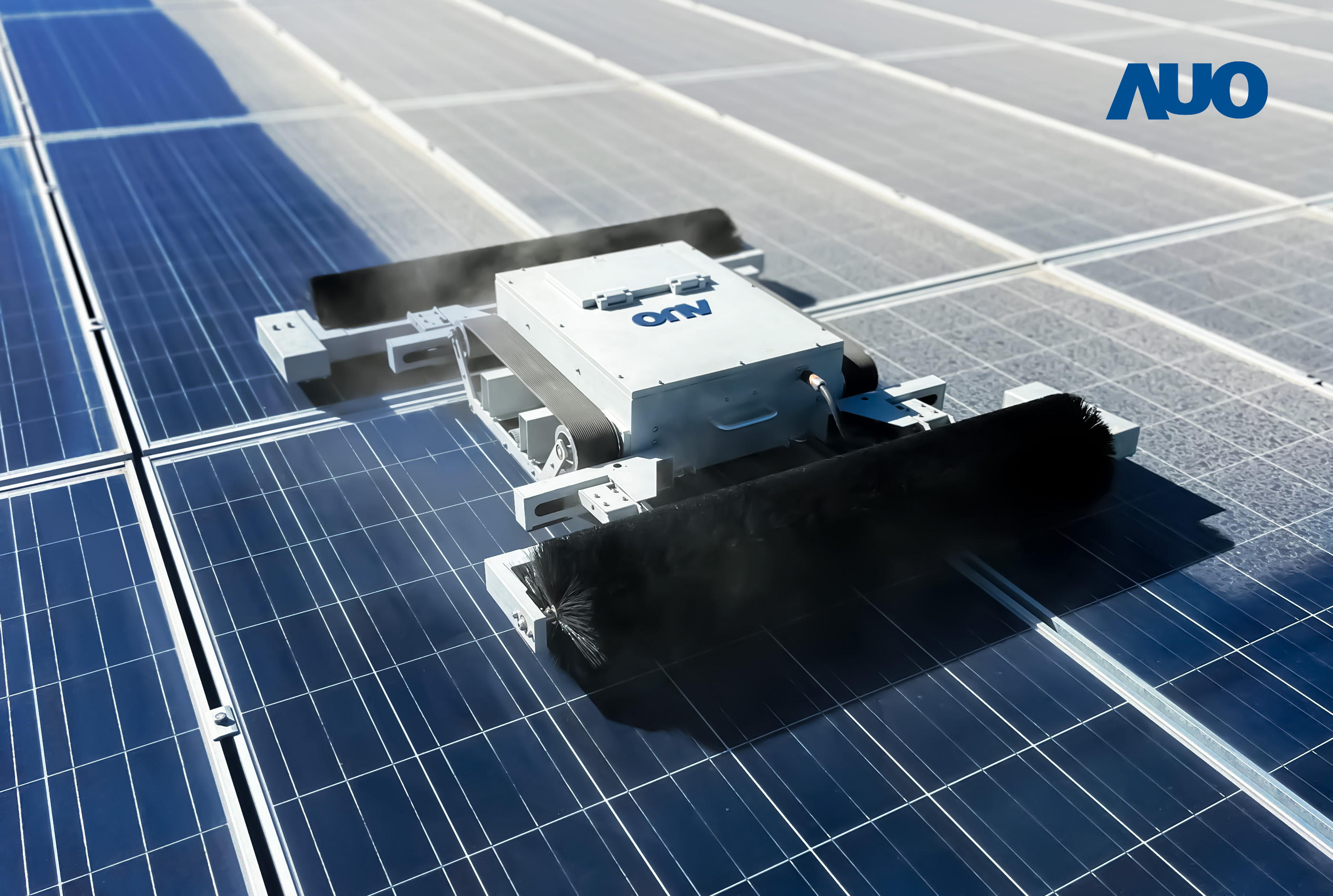 友達「太陽能模組清潔機器人SunCleanBots」，具輕量化、智慧化與高效率優勢，搭載全自動導航清潔模式，已應用於多個太陽能電廠場域，大幅提升太陽能模組使用壽命與效能並降低人力成本，獲台灣精品銀質獎