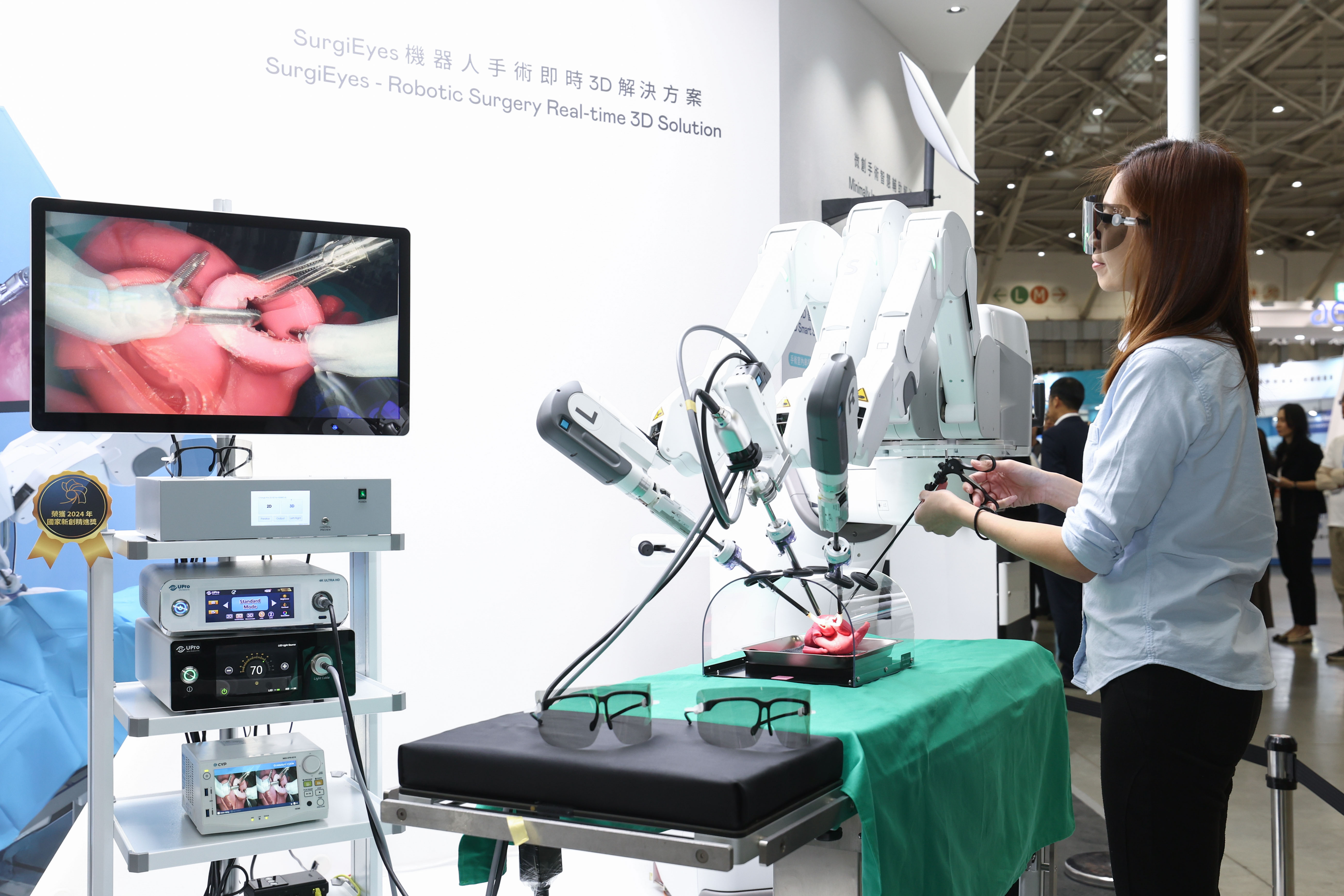 達擎以〝SurgiEyes機器人手術即時3D解決方案〞為核心，打造全方位的3D智慧手術影像平台，透過即時的影像串聯，連結手術室內、外跨場域的應用，協助醫師突破時空限制，為遠距醫療帶來更多的可能性